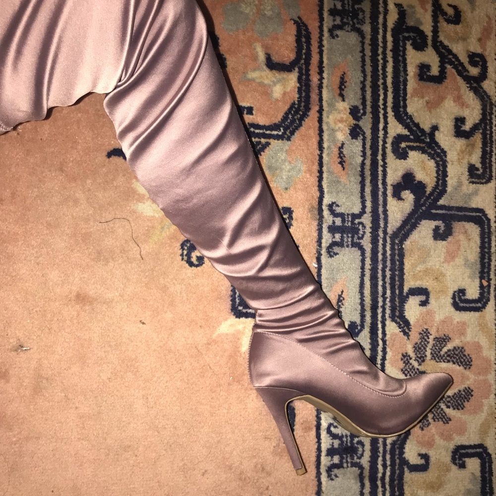NWOT thigh high size 6 satin lavender heeled boots